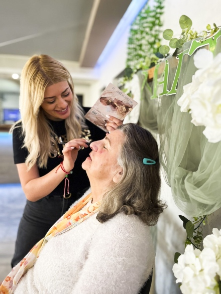 Млада гримьорка зарадва възрастни жени за 8 март