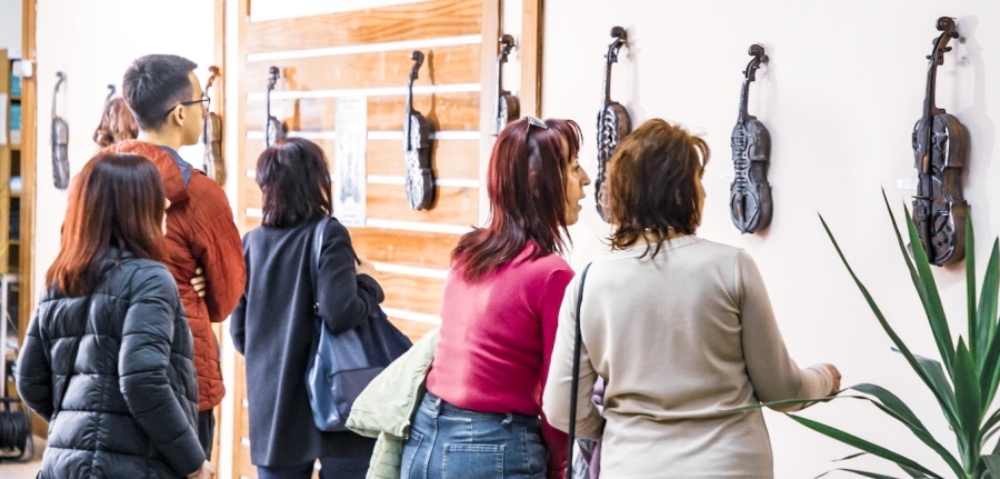 Премиерна за България изложба на цигулки в библиотеката