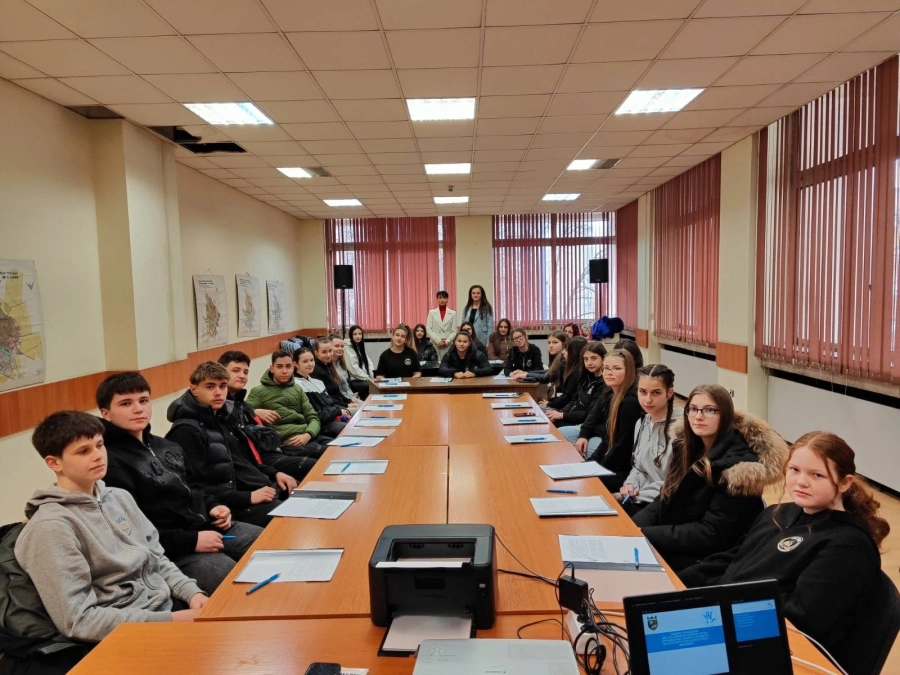 Осмокласниците от ПГИМ - Пазарджик посетиха Местната комисия за борба с противообществени прояви на малолетни и непълнолетни
