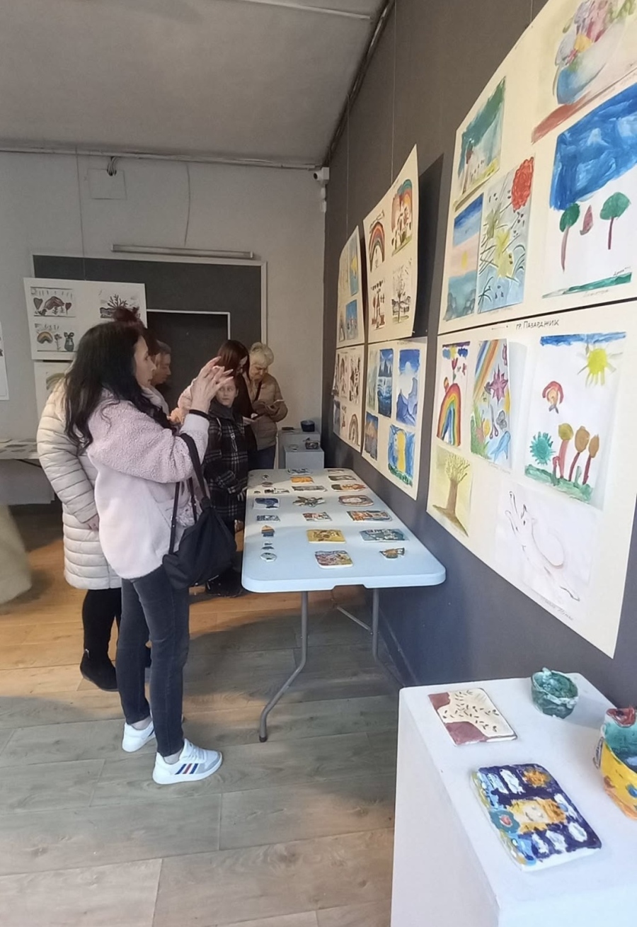 Малки и големи в изложба показаха свои творби по проект на ДПХ - Пазарджик