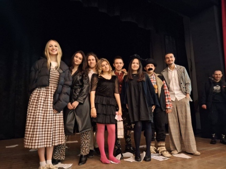 “Криворазбраната цивилизация“ на театрална къща “Пластилин“ развълнува зрителите в читалищния киносалон в Драгор