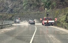 На много са падналите камъни, скална маса и пръст в дефилето между Велинград и Варвара