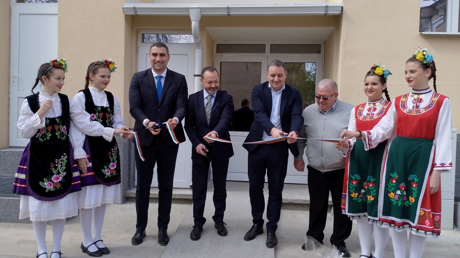 Кметът Куленски, областният управител Гечев и министър Найденов прерязаха лентата на първия от 13-те новосанирани блока - този на бул. “Георги Бенковски“ 46 – 60 в Пазарджик, по НПВУ - ос \