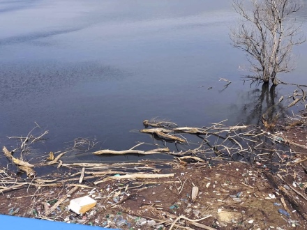 Читателско: С боклуци е осеян язовир \