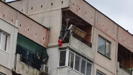 Приемно семейство от Ракитово ще се грижи за увисналото от 8-ия етаж момченце и неговата сестричка