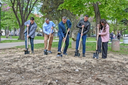 Изграждат нова детска площадка в Градската градина в Пазарджик
