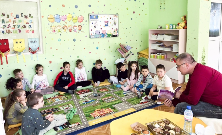 И главният редактор на “Знаме“ участва в “Похода на книгите“