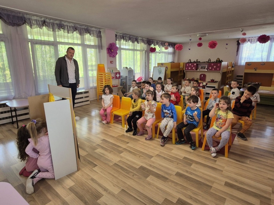 Със заплатата си общинският съветник Руди Синапов дарява играчки за детските градини в Пазарджик, а по-нататък - и в общината