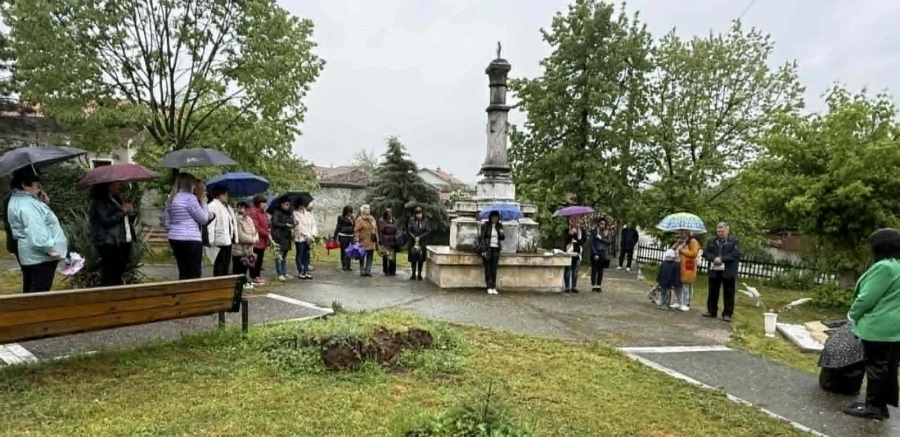 Дъждът не попречи на лесичовци да се поклонят пред подвига на героите от Априлското въстание