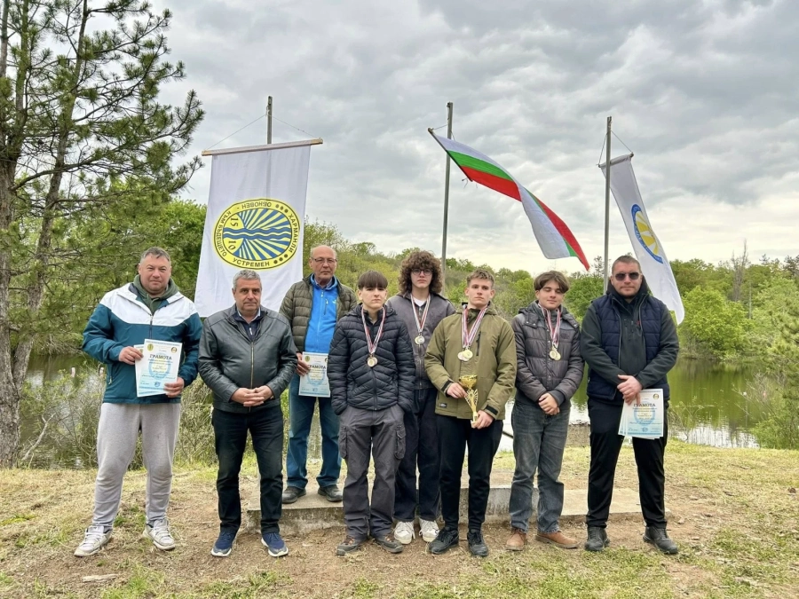 Пълна окупация на почетните стълбички от състезателите на модел-яхт клуб “Пазарджик“
