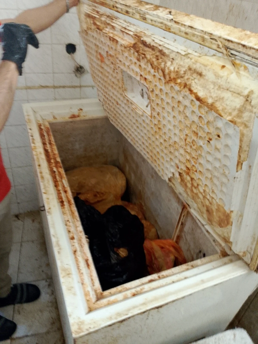 Запечатаха заведение за бързо хранене в центъра на Пазарджик заради месо с изтекъл срок на годност, лоша хигиена и трудови нарушения