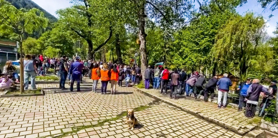 Многолюден протест във Велинград заради „Клептуза“
