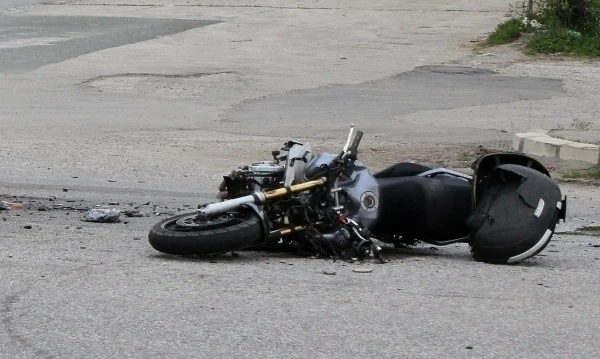 Шофьор на лека кола умишлено се врязал в колона мотористи в Звъничево, има пострадали