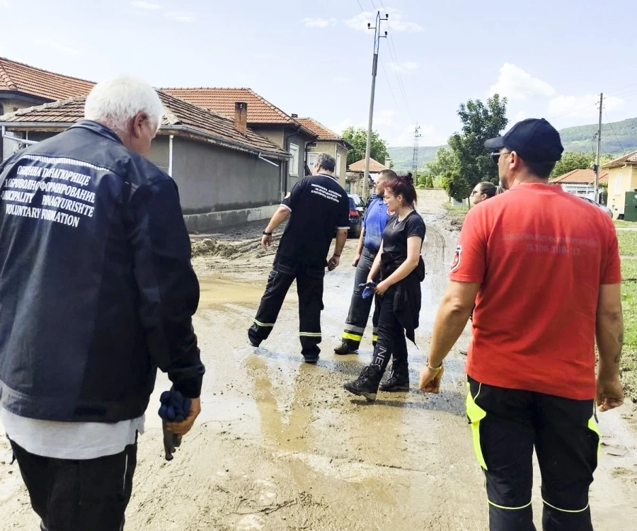 Панагюрски доброволци помагаха в Боженци и Севлиево след наводненията