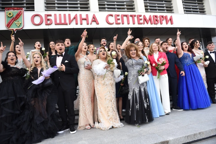 Кметът на Септември посрещна абитуриентите (снимки)