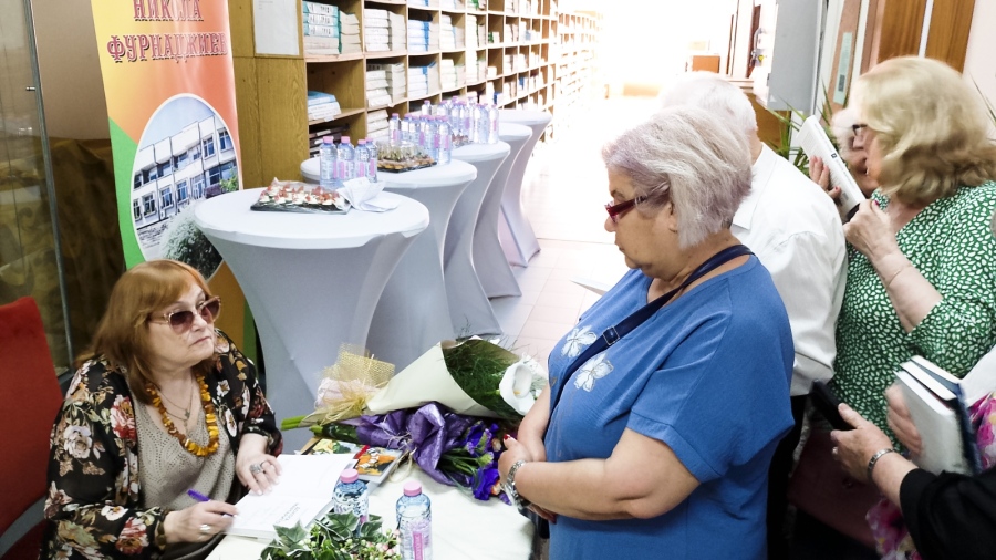 Маргарита Петкова хвърля и събира камъни в Библиотеката