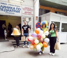 Балони, клоун и подаръци от Пазарджик за детската онко-хематология