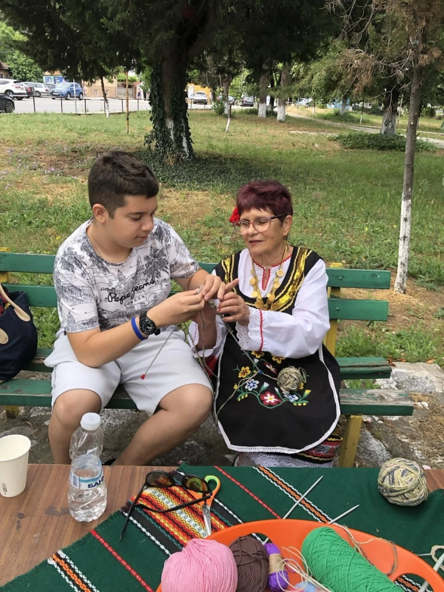 Благотворителна седянка в Световния ден на плетеното във Ветрен дол