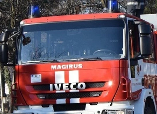 Девет автомобила са засегнати от пожар в склад в Огняново, три изгоряха напълно