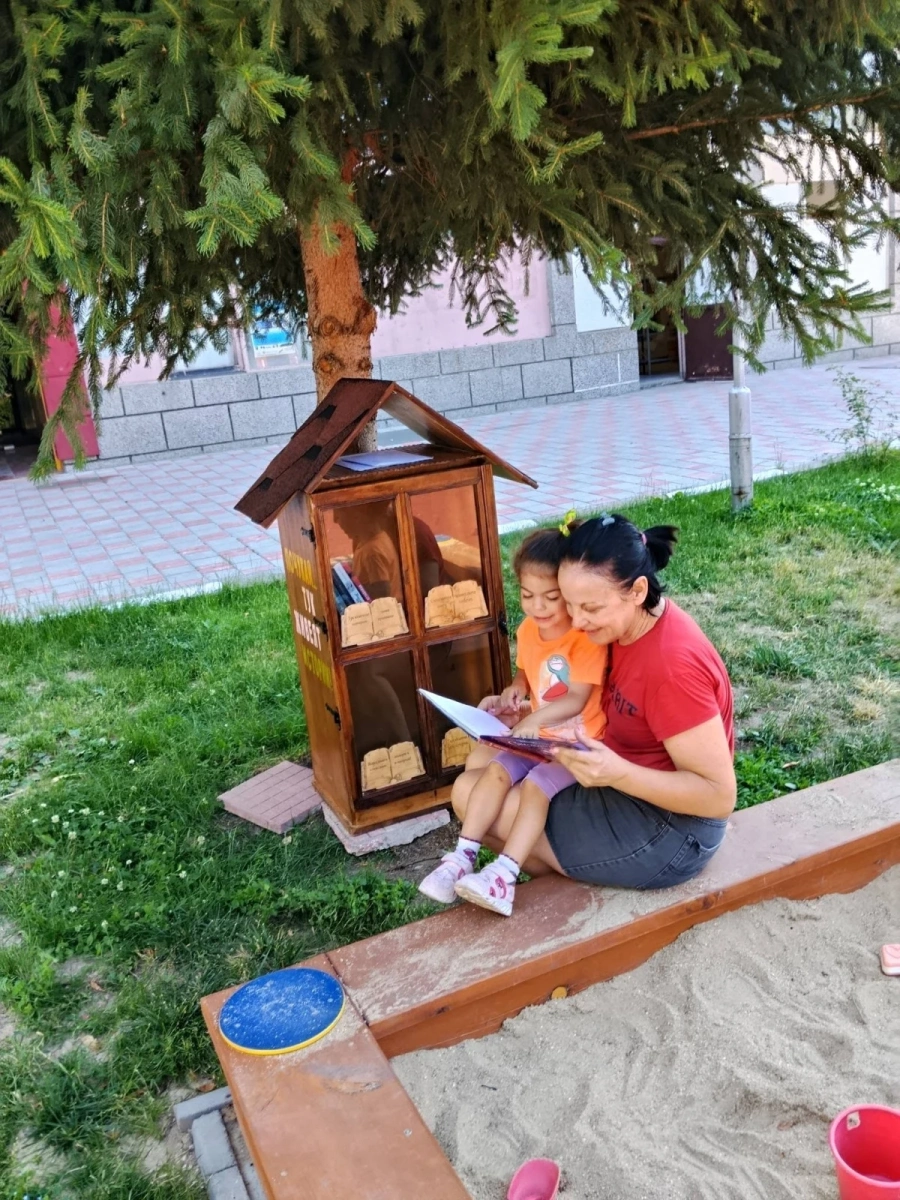 Къщичка-библиотека за детска площадка в Капитан Димитриево изработи млада жена