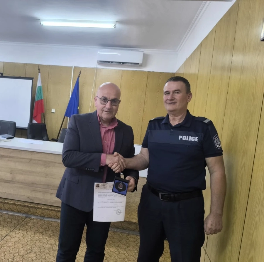 Дългогодишен служител на РУ - Септември тържествено бе изпратен в пенсия