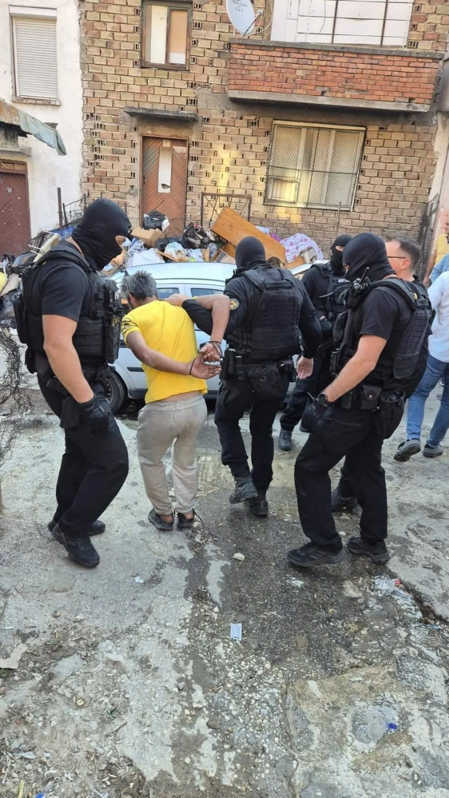 Мащабна спецоперация в ромските квартали на Пещера, тарашени са къщи, заведения и коли
