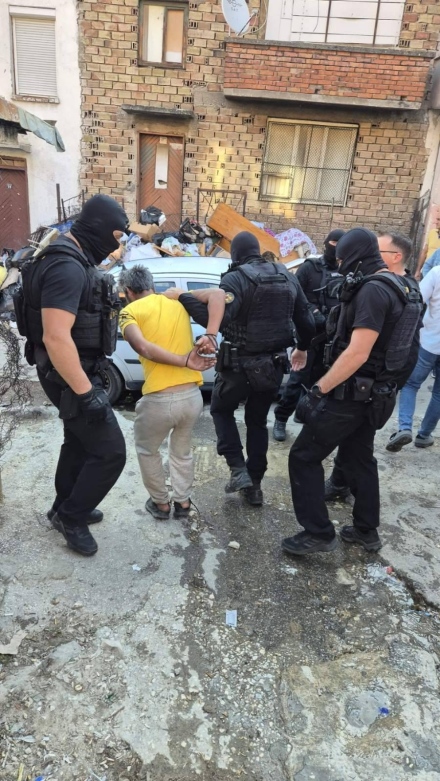 Мащабна спецоперация в ромските квартали на Пещера, тарашени са къщи, заведения и коли 