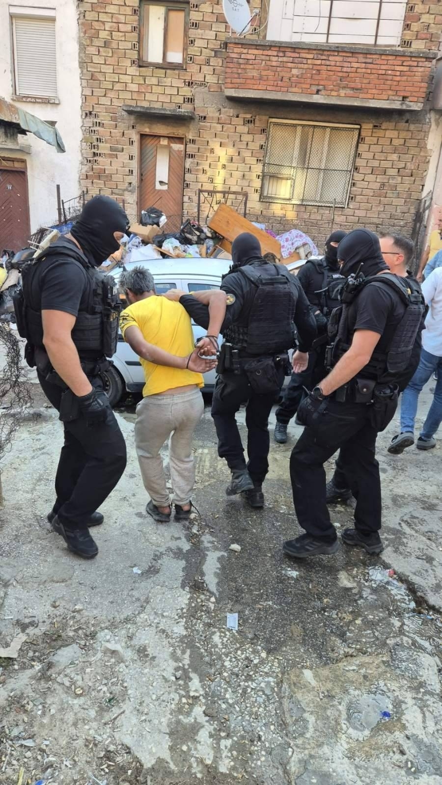 Мащабна спецоперация в ромските квартали на Пещера, тарашени са къщи, заведения и коли 