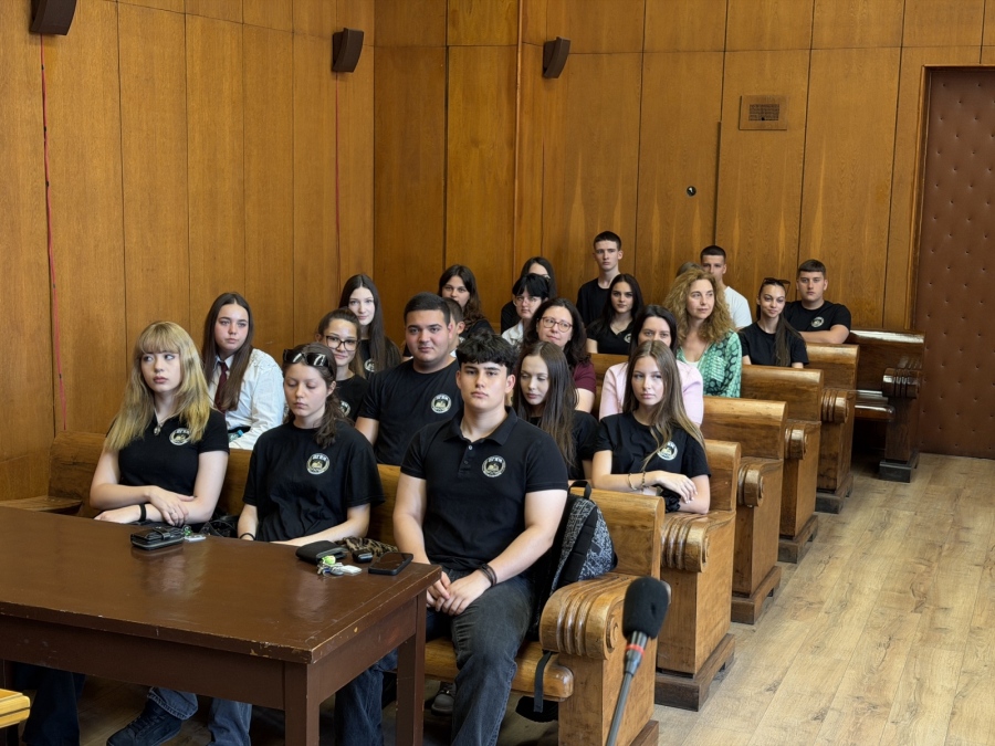 Десетокласници и единайсетокласници започнаха практиката си в Окръжния съд