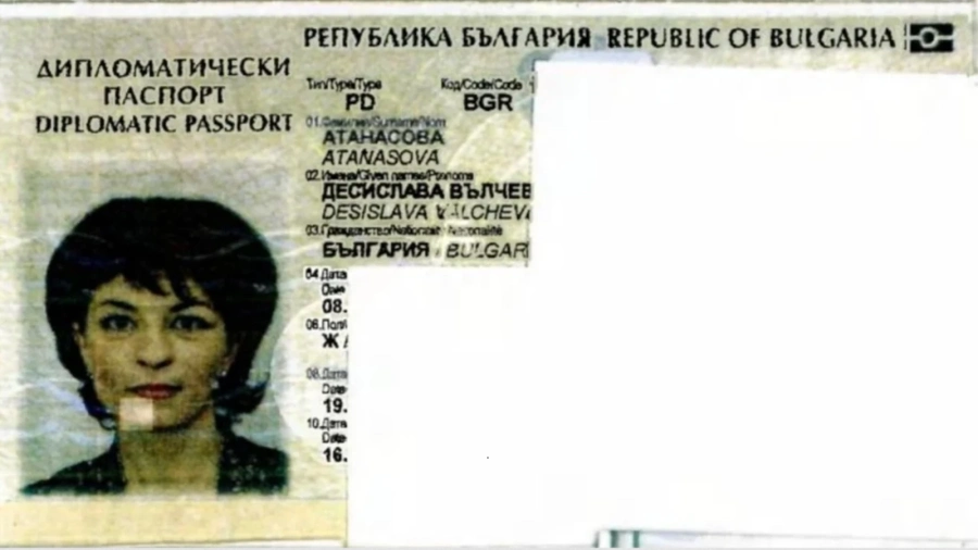 Десислава Атанасова извади документи и отрече твърденията на Иван Демерджиев