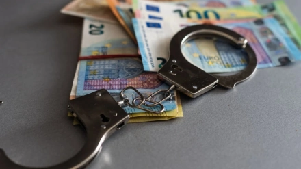 Съпруг е в ареста за подкуп, микробусът на жена му бил паркиран неправилно