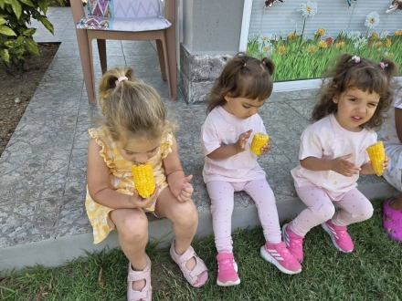 За пореден път децата в Синитово получиха вкусна лятна изненада – варена царевица