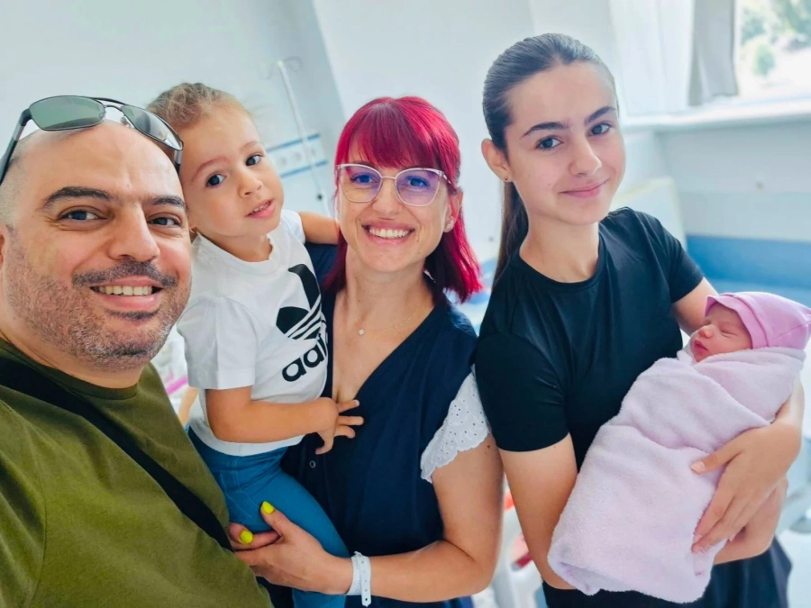 Трета дъщеричка посрещнаха двама лекари от Отделението по акушерство и гинекология в МБАЛ „Уни Хоспитал“