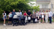 Еднократна финансова помощ и благопожелания за 12 деца и техните родители