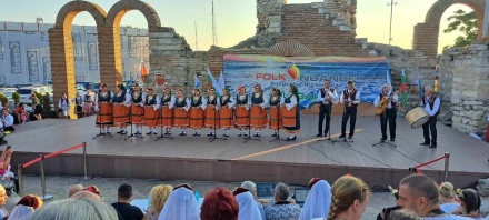 Мъжката и женската фолклорни групи от Црънча с купа и медали от Международен фестивал в Несебър