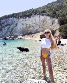 Антония Петрова на воаяж в Йонийско море с катамаран и плуващи диви прасета
