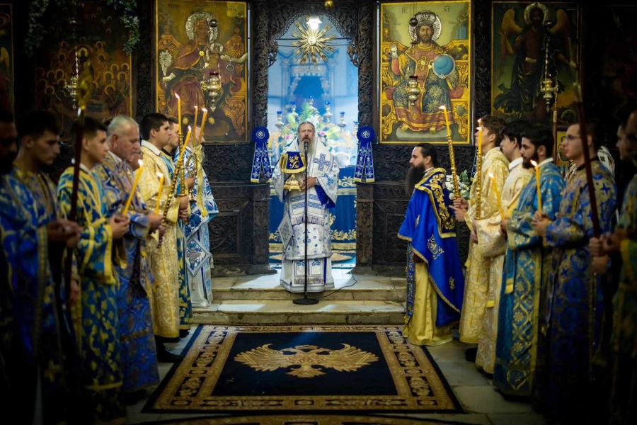 Стотици вярващи на Златоустова света Литургия в катедралната храм„Успение Богородично\