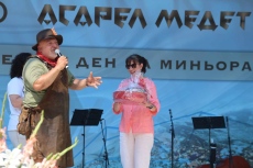 Ути Бъчваров награди майсторката на най-вкусния тутманик - Йорданка Кузманова, в Деня на миньора
