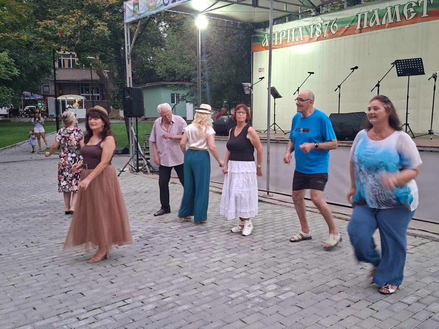 В Стрелча: „Лято, мечти и малко пипер“ - популярни песни, гарнирани с хумористични сценки и закачки
