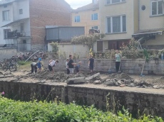 Децата на Батак излязоха да почистят детски площадки и улици след наводнението