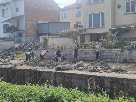 Децата на Батак излязоха да почистят детски площадки и улици след наводнението