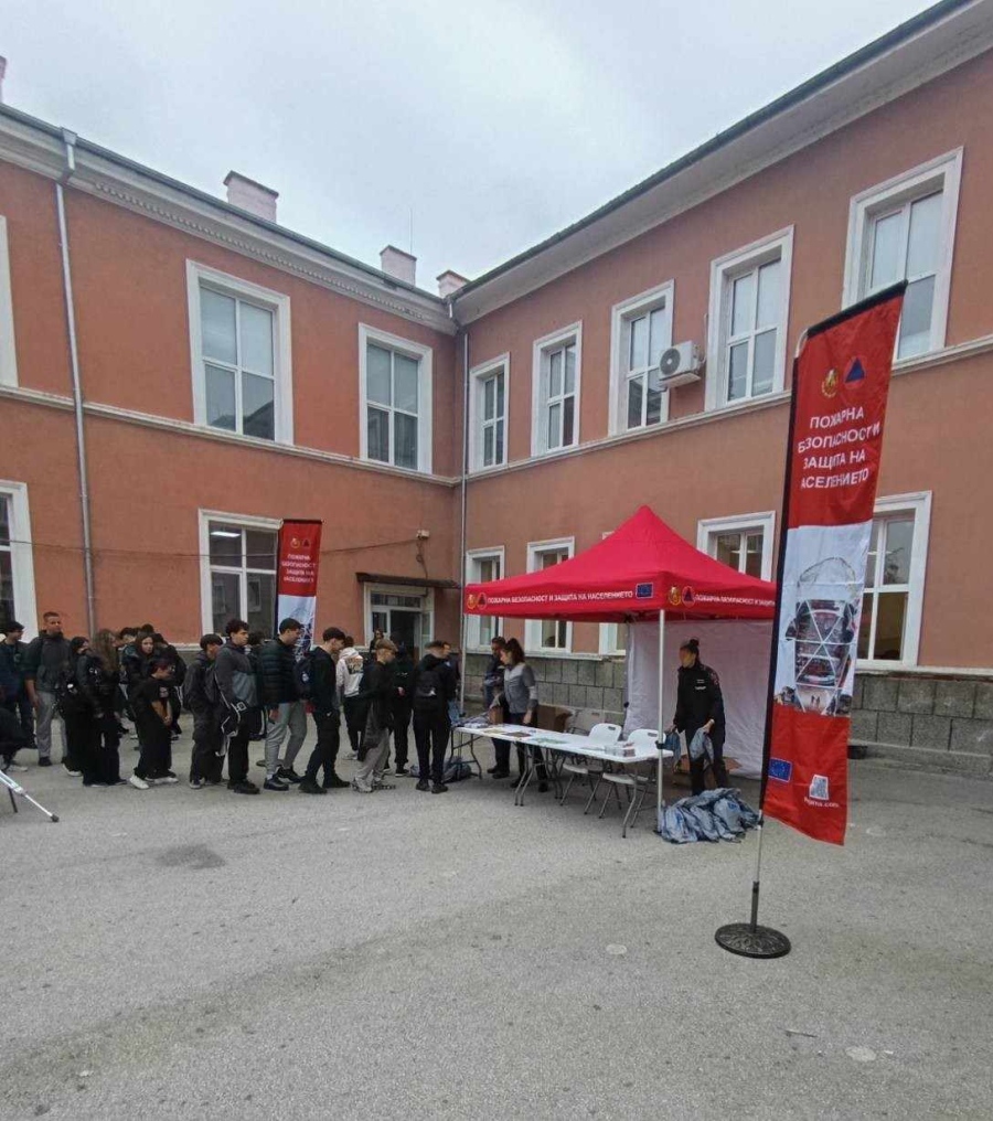 Учебна евакуация в математическата гимназия днес