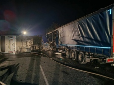 Автобус и камион се блъснаха на пътя Пазарджик-Пловдив, и двамата водачи са загинали на място