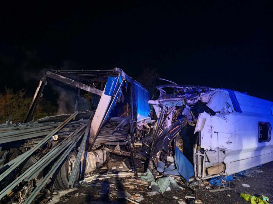 В тежката катастрофа с 2 жертви: Шофьорът на автобус е от Сарая, на 69 години, а водачът на камион е 38-годишен турски гражданин